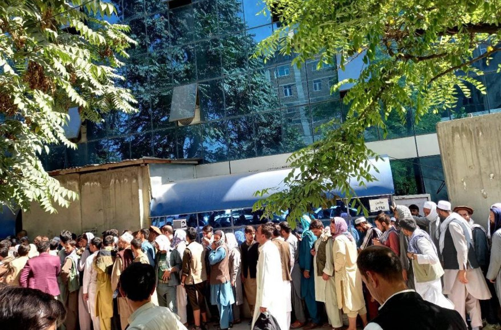 Сотні людей вийшли на вулиці Кабула, протестуючи проти закриття банків і пунктів обміну валюти