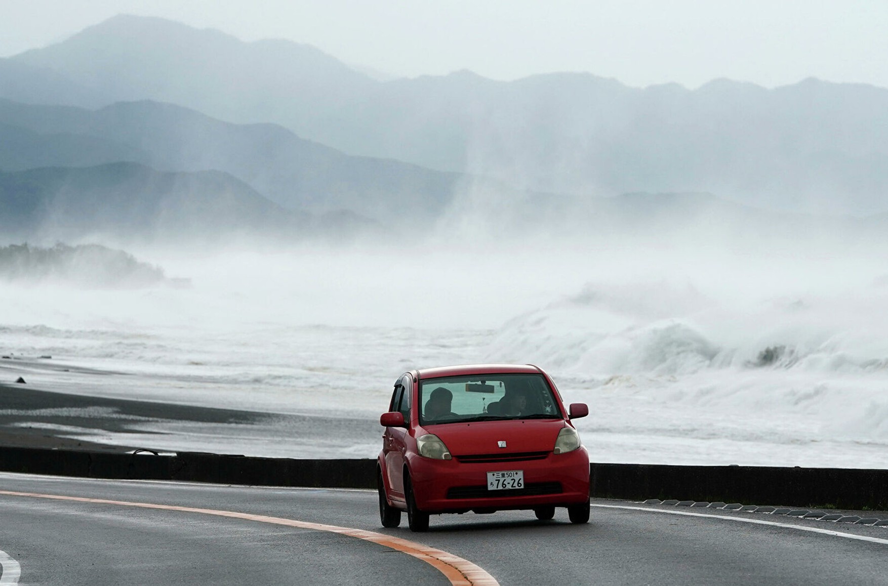 На Далекий Схід насувається тайфун, МНС рекомендувало евакуювати туристів з морського узбережжя