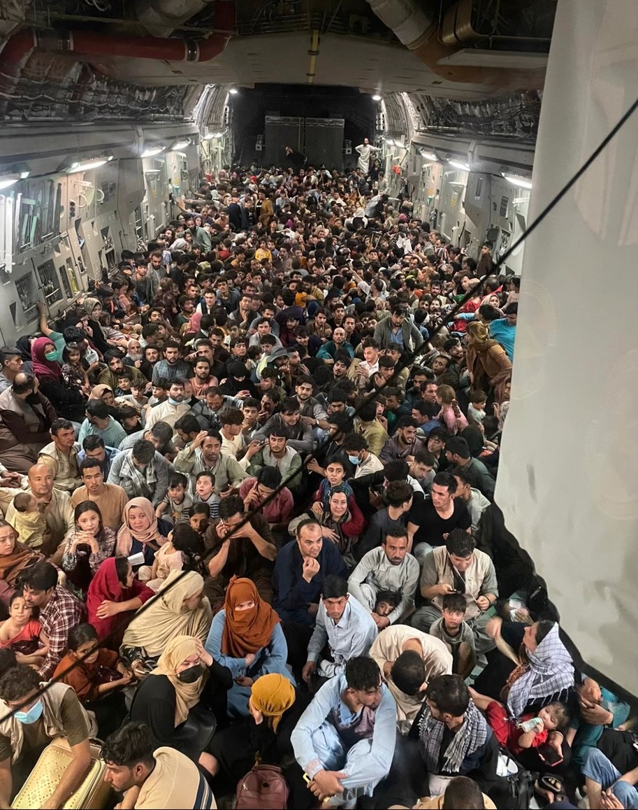 Евакуаційний рейс американських ВПС вивіз із Кабула 640 афганців за один раз. Фото переповненого літака поширюється в соцмережах