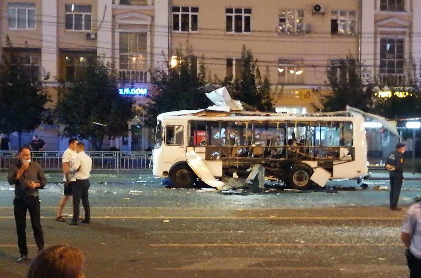 У центрі Воронежа вибухнув маршрутний автобус. Влада каже, що він працював на дизельному паливі - відео