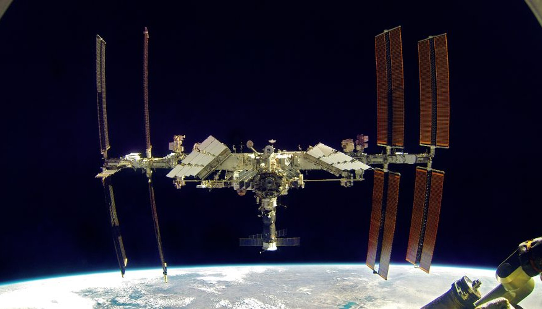 На МКС в російському модулі «Зоря» знайдено тріщини