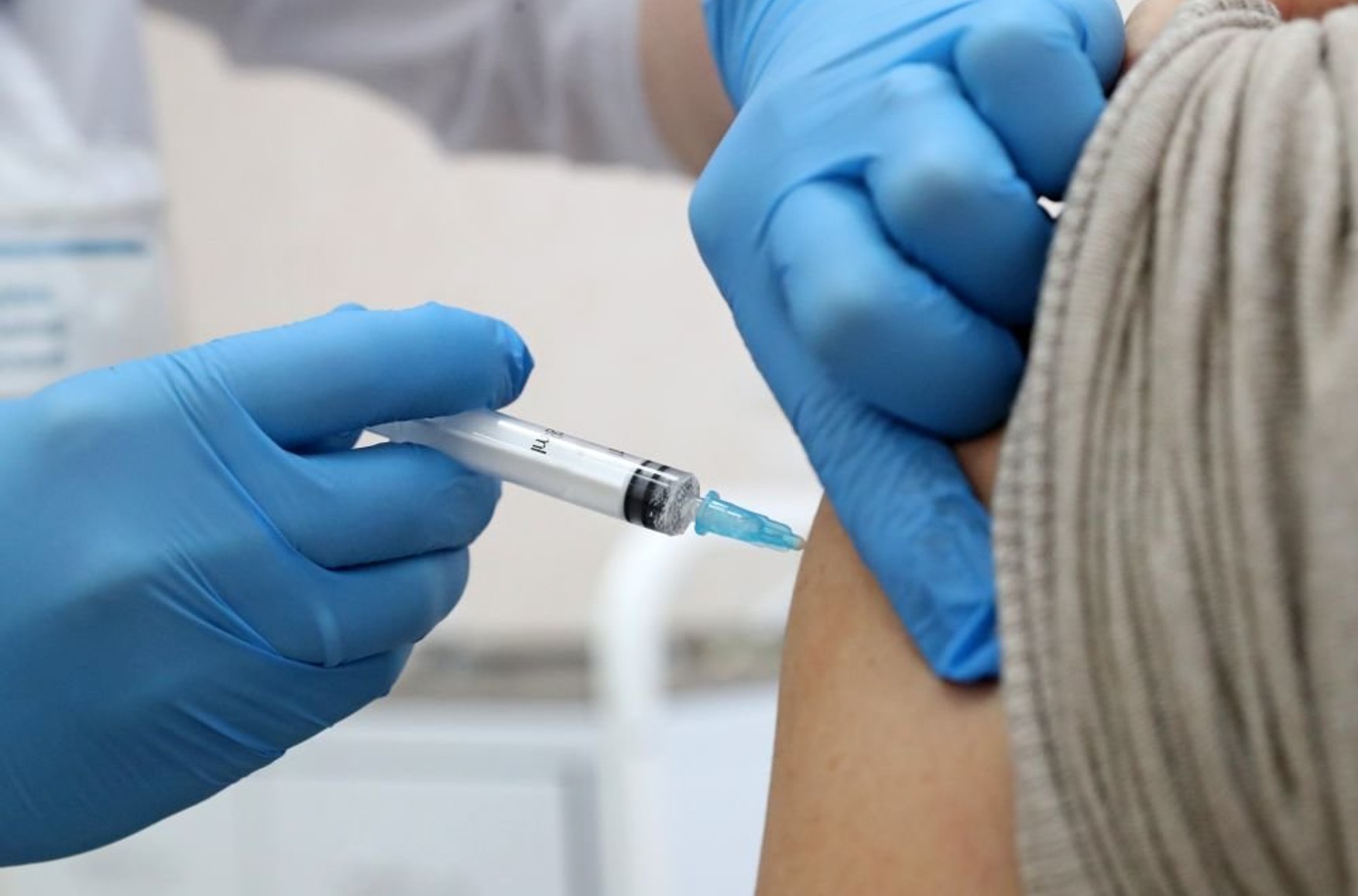 Лікарі, задіяні в вакцинації від COVID-19, поскаржилися на перевантаження і брак медиків
