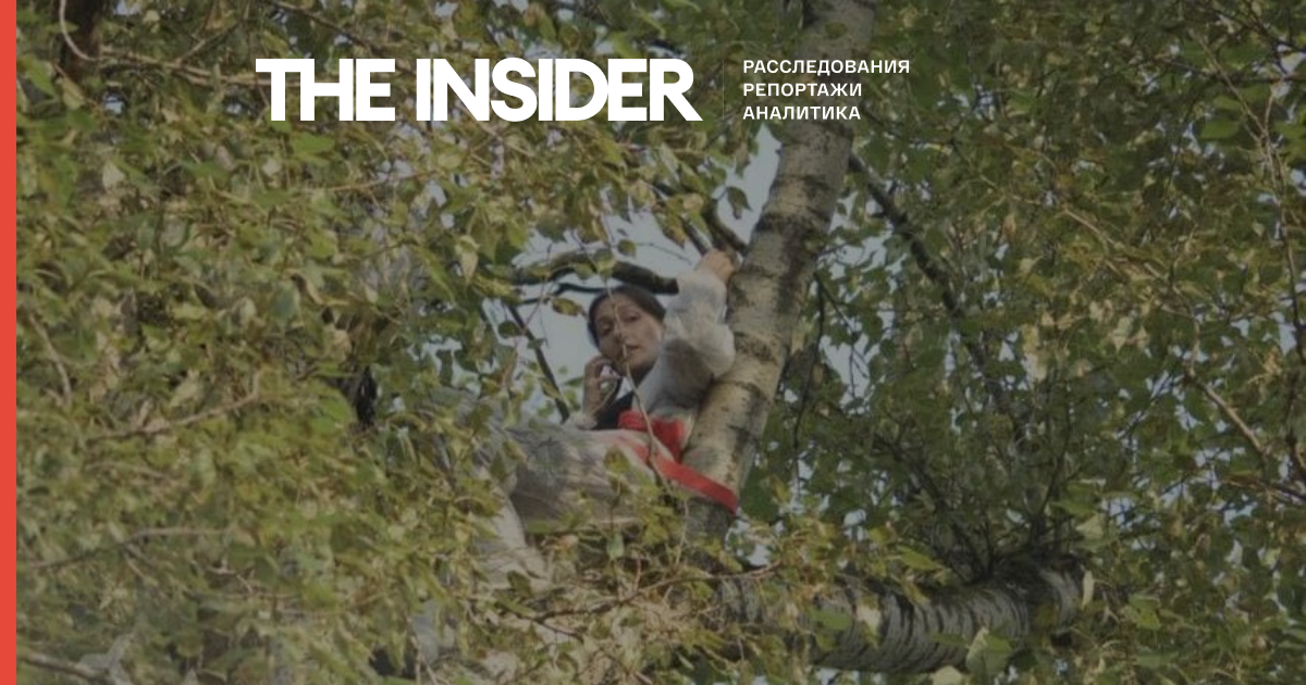 Суд заарештував москвичку з арбалетом, яка виступала проти реновації, прив'язавши себе до дерева на 20-метровій висоті