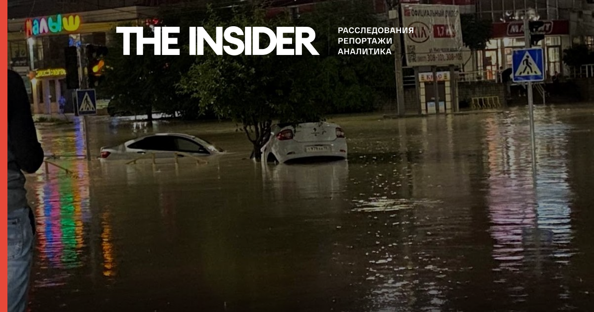 У Новоросійську випала тримісячна норма опадів. По місту плавають машини - відео