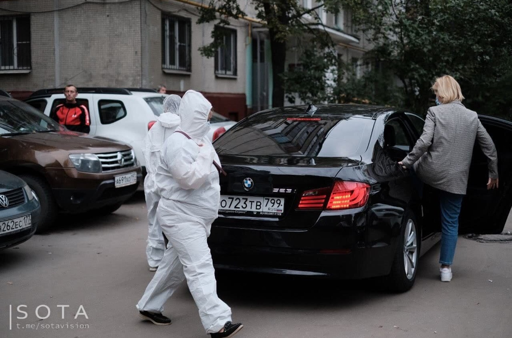У Москві біля будинку, де 9 мешканців «отруїлися кавуном», другу добу зосереджені люди в костюмах хімзахисту - Sota