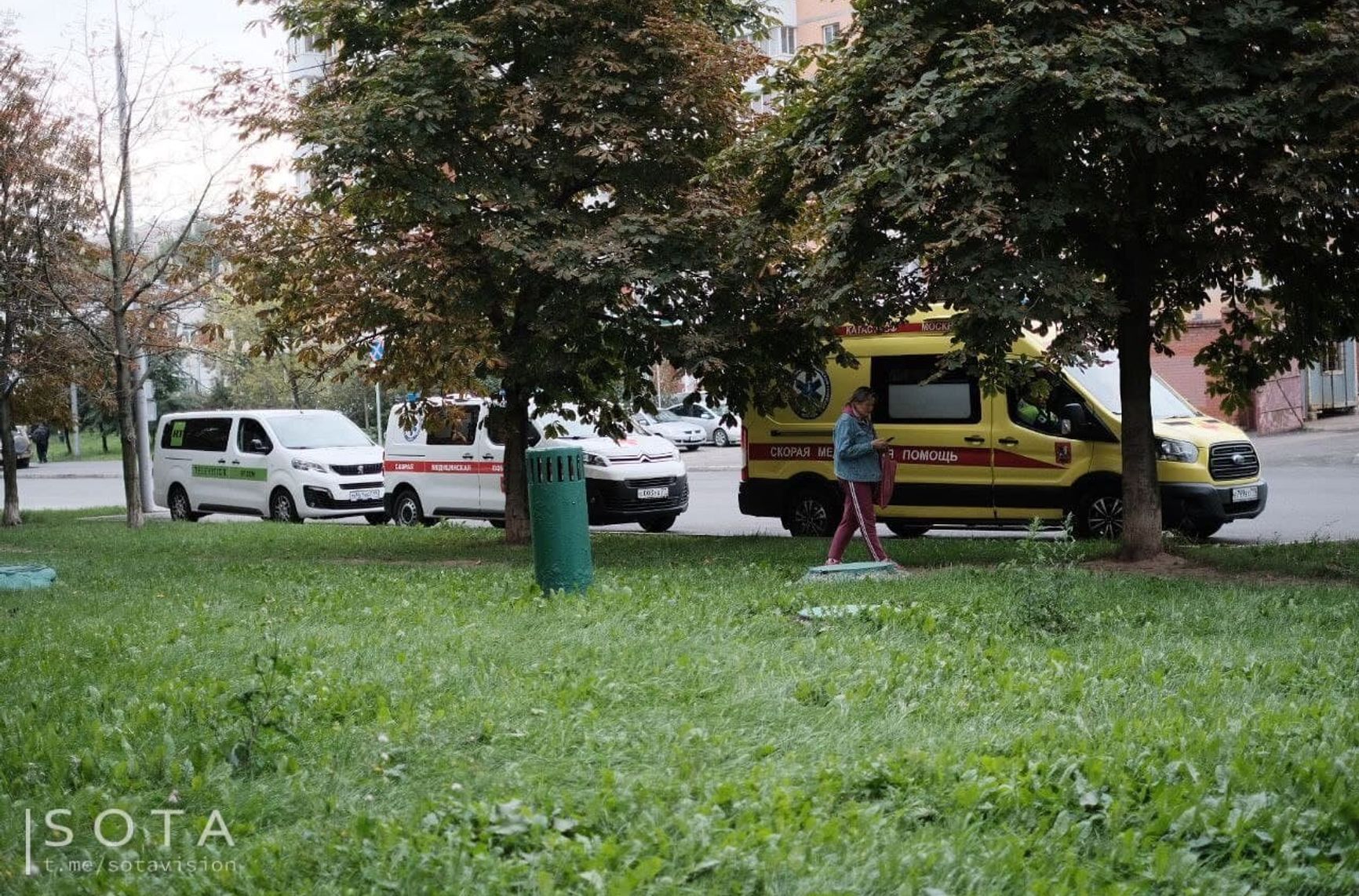У Москві біля будинку, де 9 мешканців «отруїлися кавуном», другу добу зосереджені люди в костюмах хімзахисту - Sota