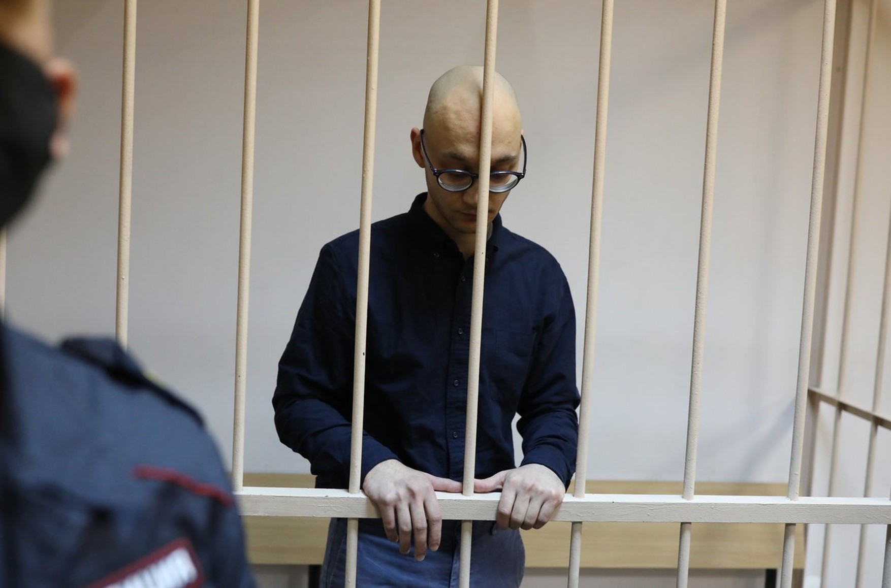 Жителя Петербурга засудили до трьох років колонії у справі про напад на силовика на акції за Навального