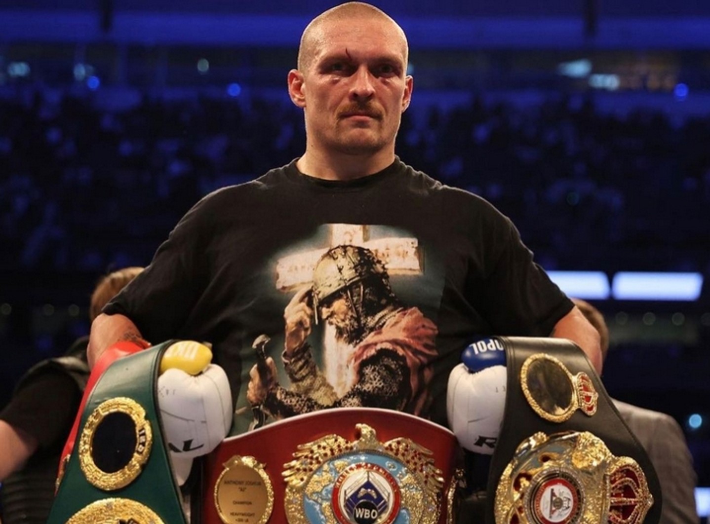 Український боксер Олександр Усик завоював три титули чемпіона світу в суперважкій вазі