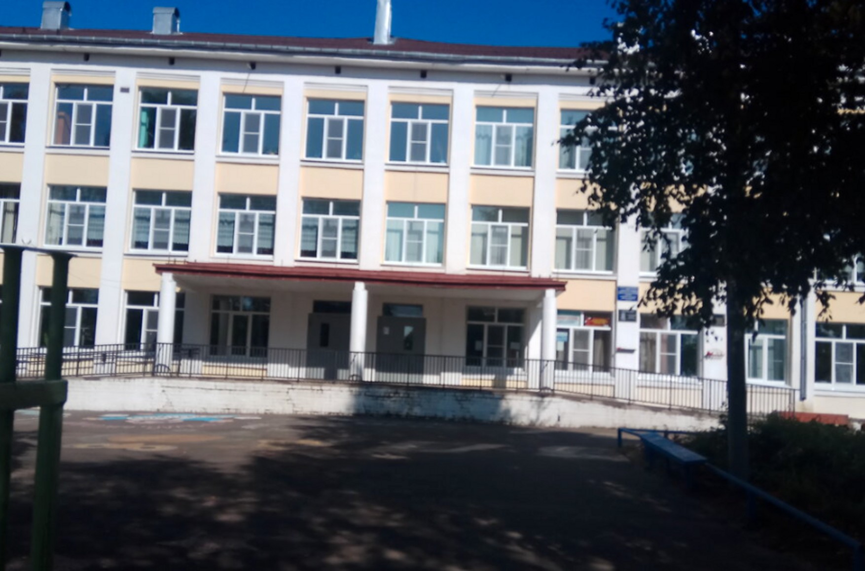 У Свердловській області помітили чоловіка, який зайшов з рушницею в школу. Це були навчання