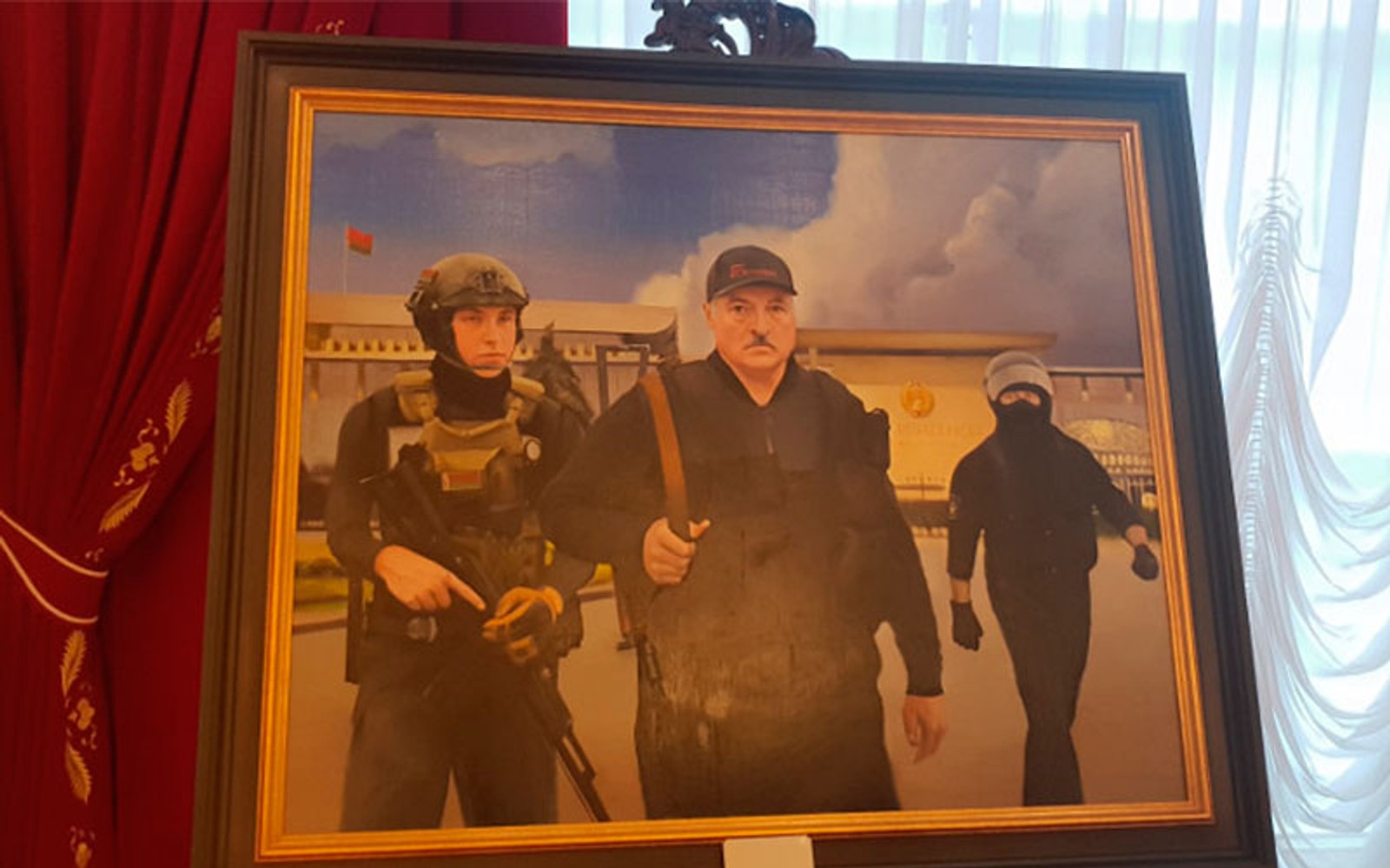 Картину із зображенням Лукашенко і його сина з автоматами в руках виставили в резиденції білоруського президента в Мінську
