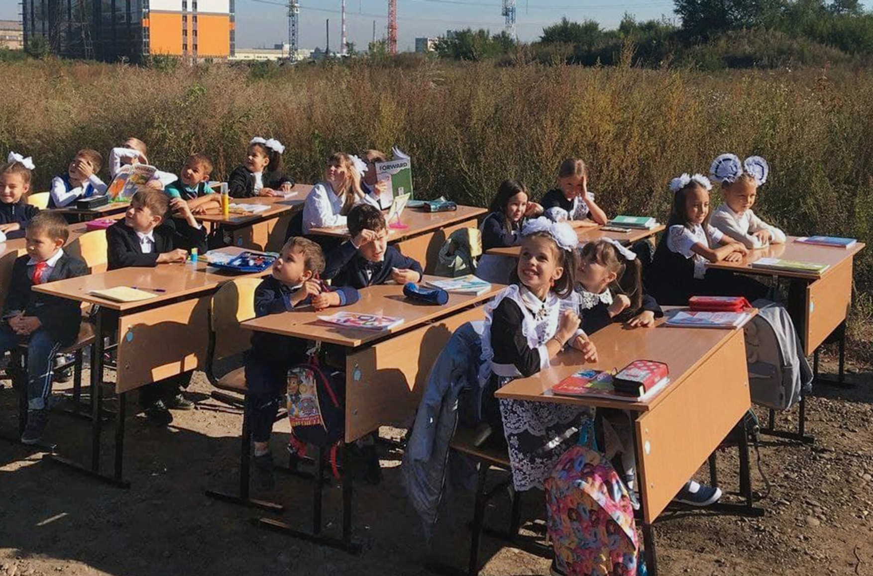 У Красноярську провели урок для дітей на пустирі, де повинні були побудувати школу