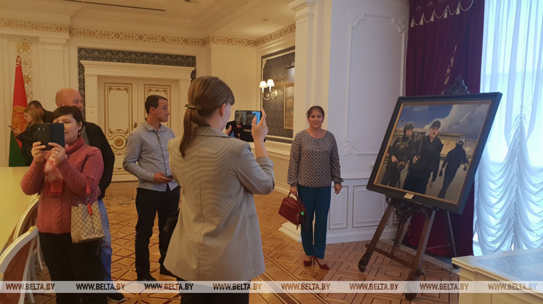 Картину із зображенням Лукашенко і його сина з автоматами в руках виставили в резиденції білоруського президента в Мінську