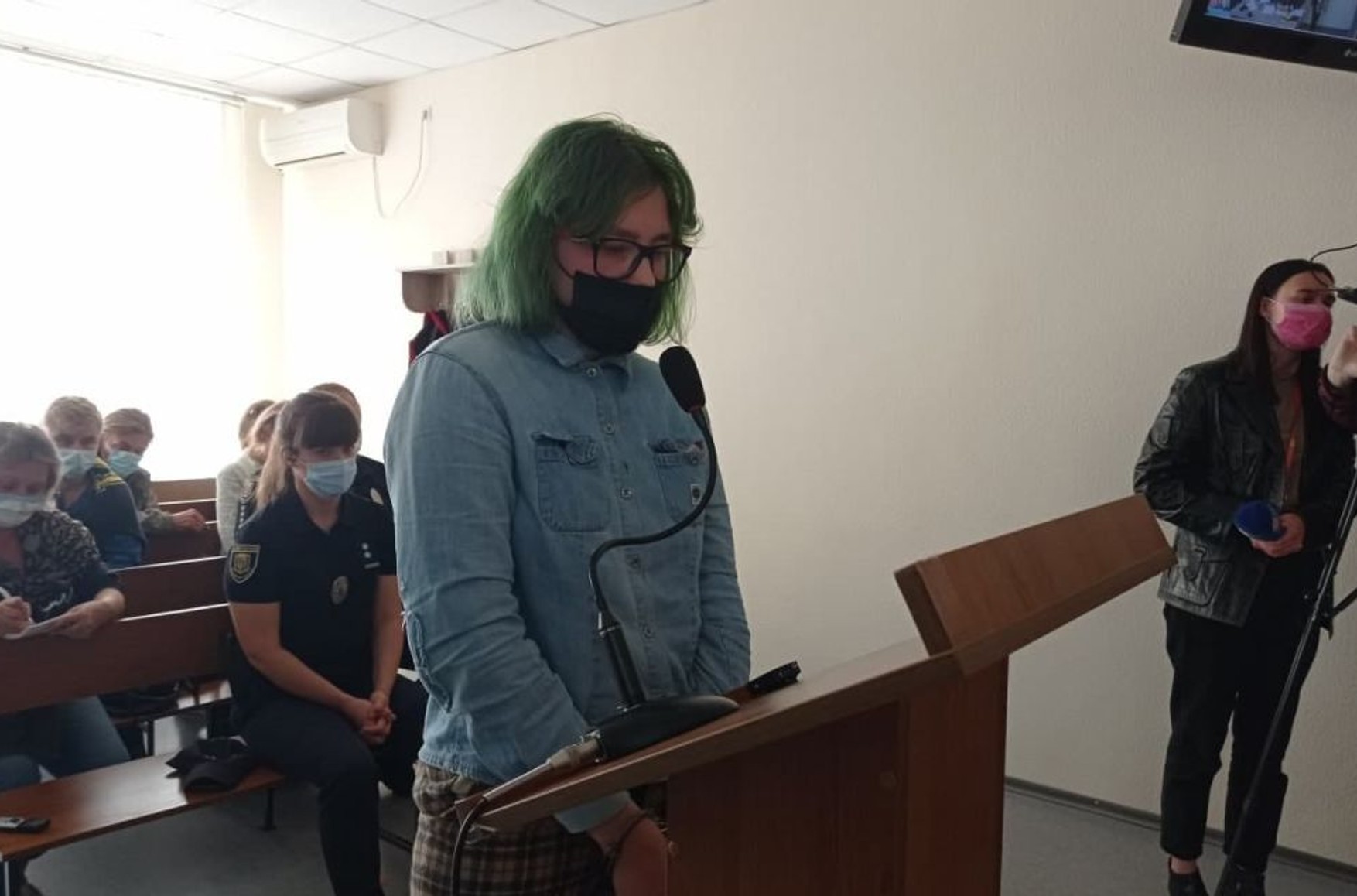 У Полтаві суд заарештував на два місяці дівчину, яка вистрілила з арбалета в вчителів. Вона розповіла, що стикалася з Буллінг