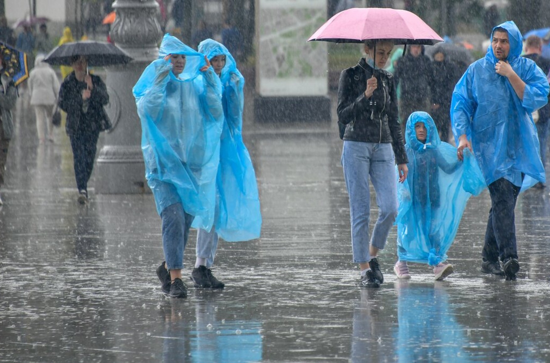 Синоптики спрогнозували в Москві чотириденні дощі з сильним вітром. Очікується випадання більше половини місячної норми опадів
