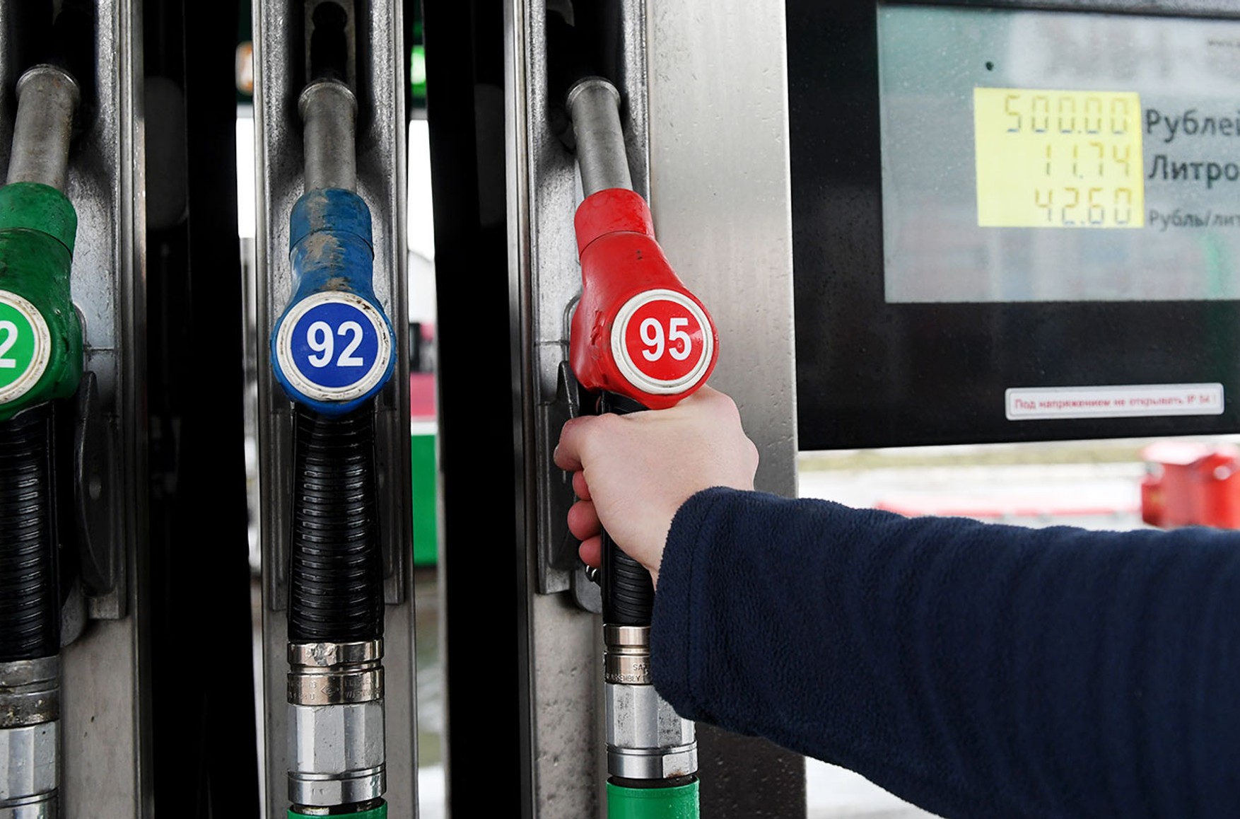 Роздрібні ціни на бензин в Росії знизилися вперше з вересня минулого року