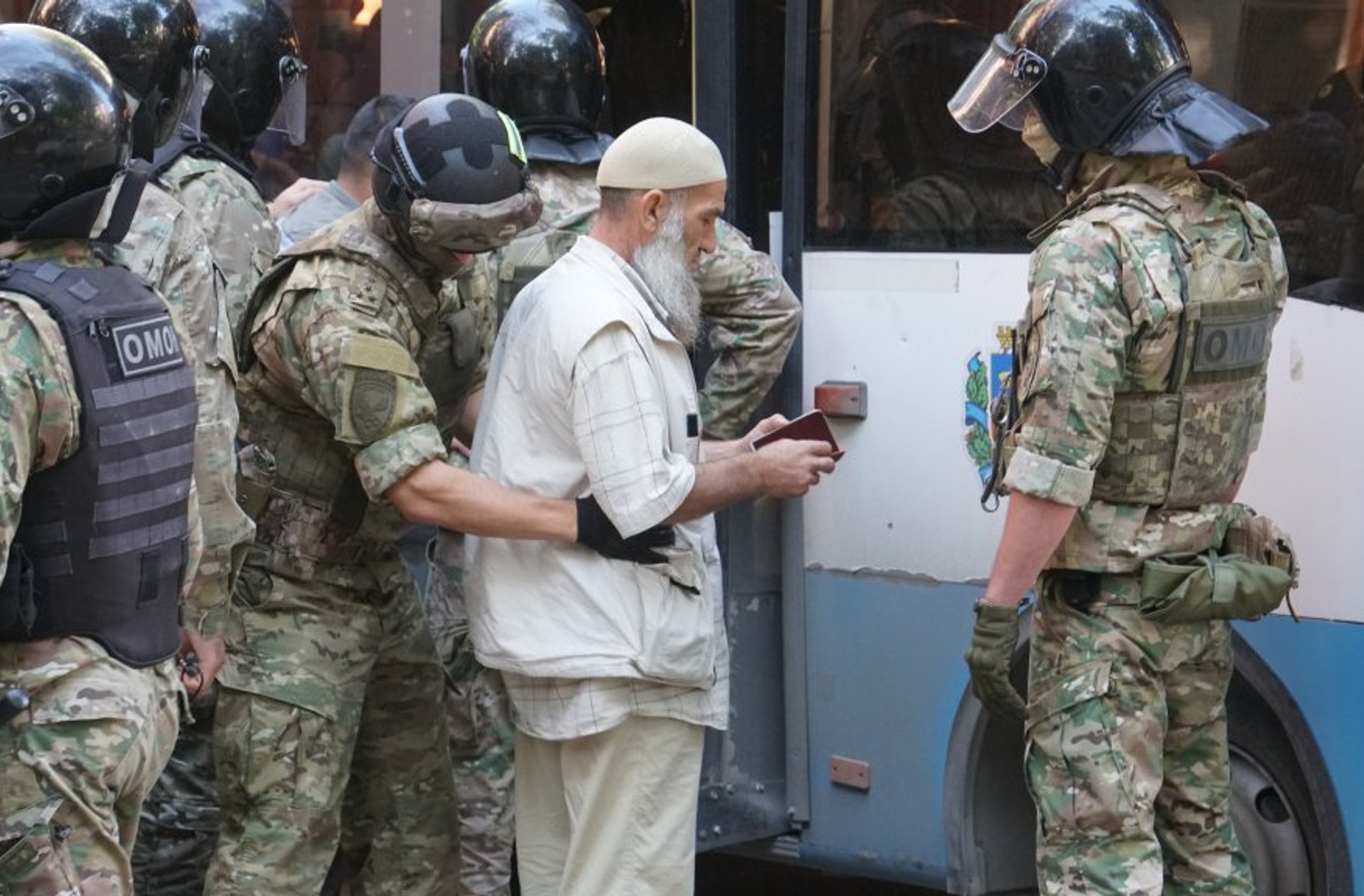 У Криму затримали близько 40 осіб. Вони намагалися дізнатися долю родичів, яких раніше схопила ФСБ