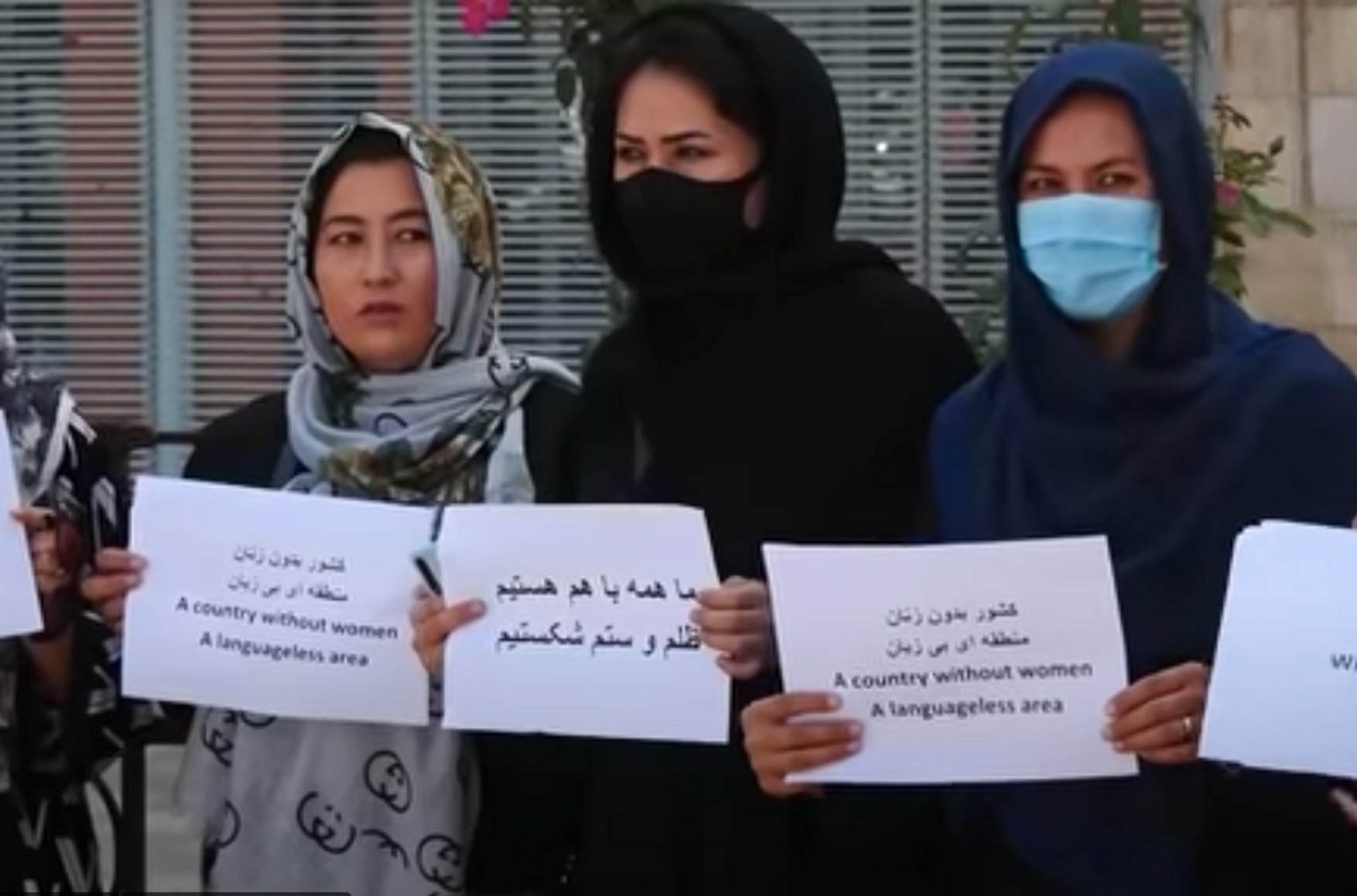 Таліби в Кабулі розігнали мітингувальників за свої права жінок. Застосовано сльозогінний газ, є побиті