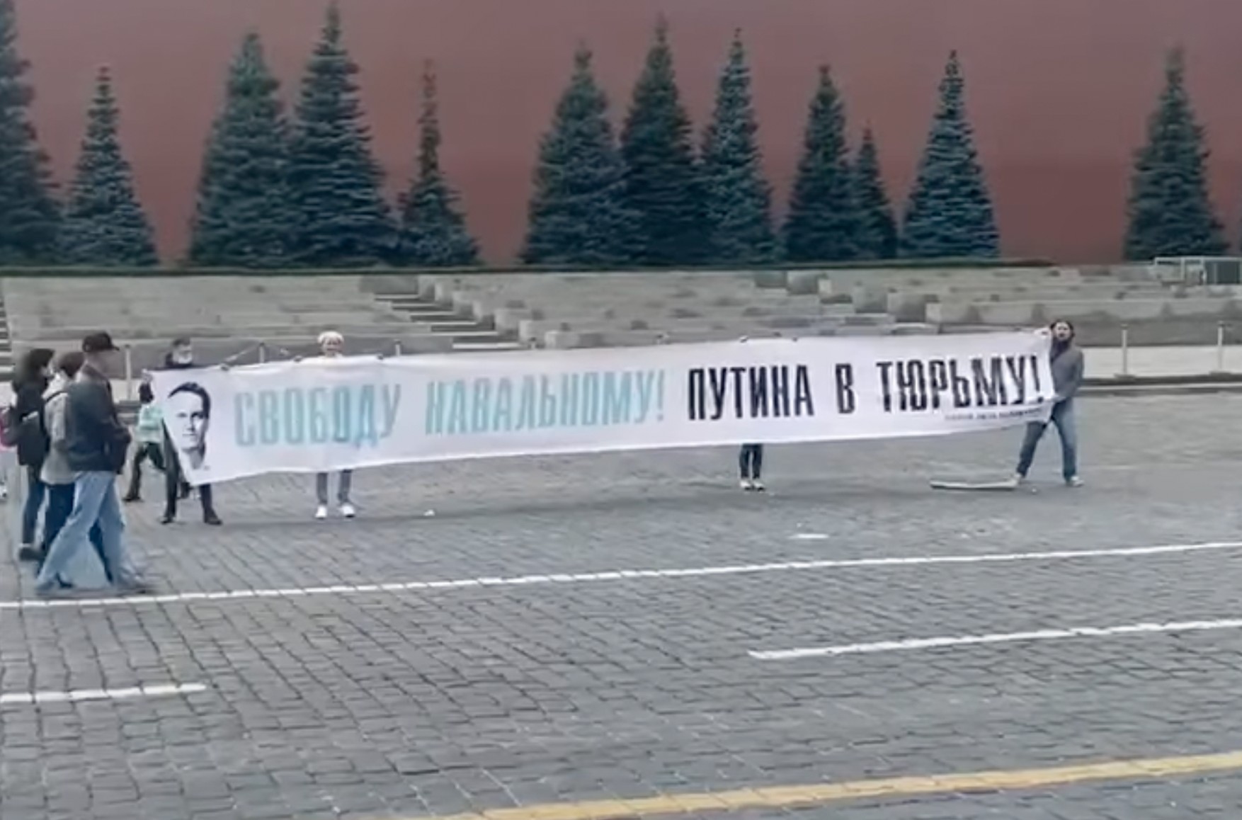 У Москві затримали чотирьох активістів з банером «Свободу Навальному! Путіна в тюрму! » і знімав їх журналіста