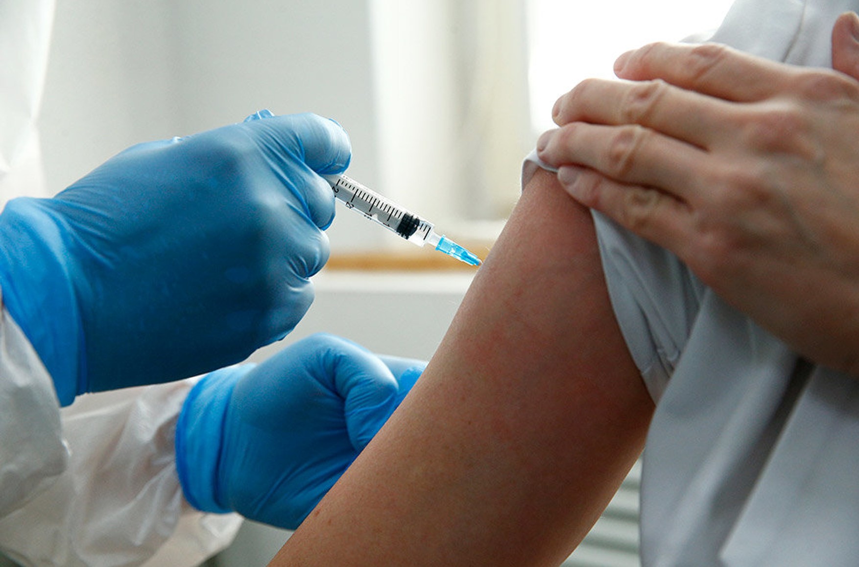 МОЗ схвалив одночасне введення вакцини «Супутник V» і вакцини від грипу