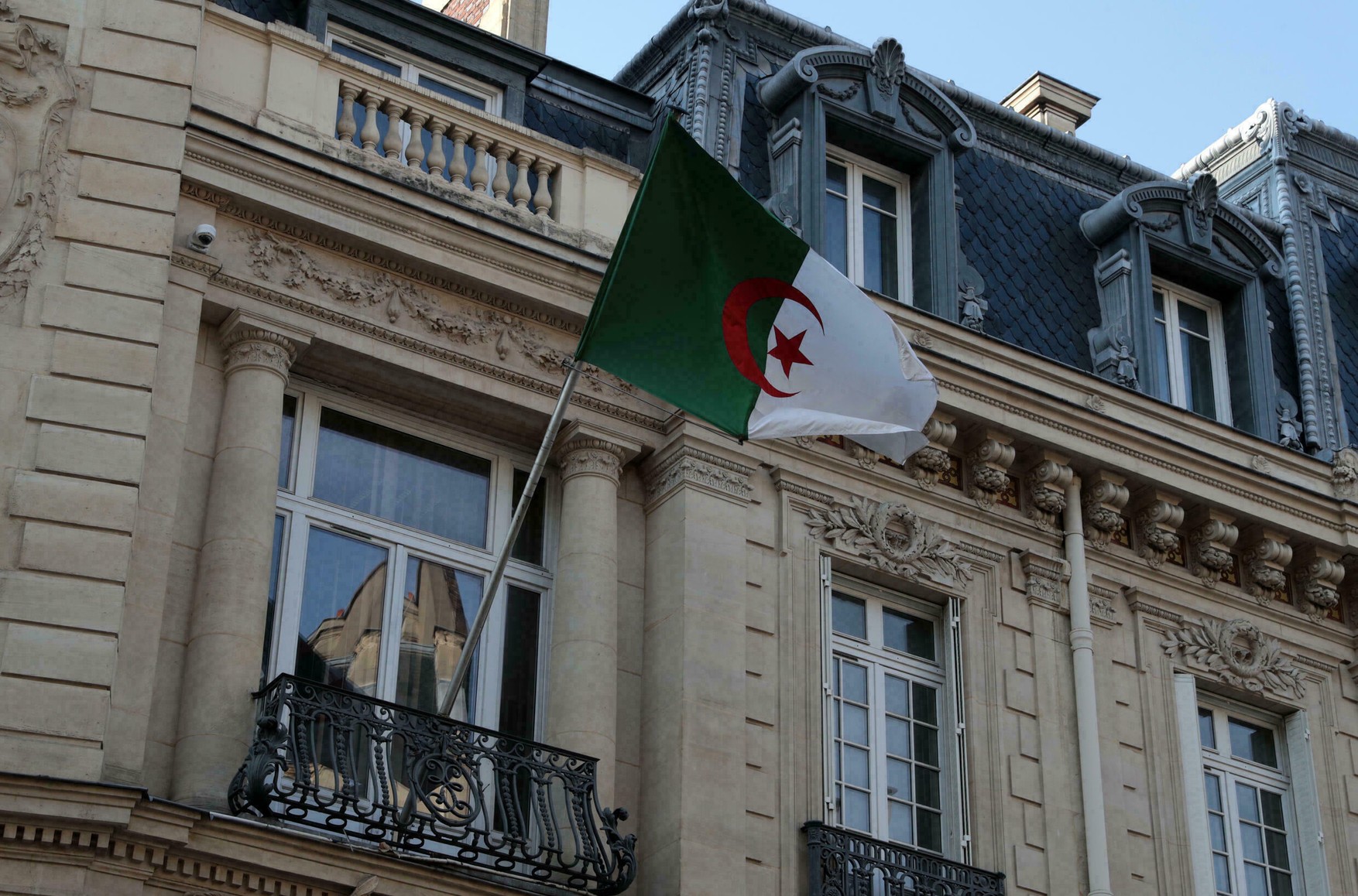 Алжир відкликав посла з Франції після слів Еммануеля Макрона про «переписування історії»