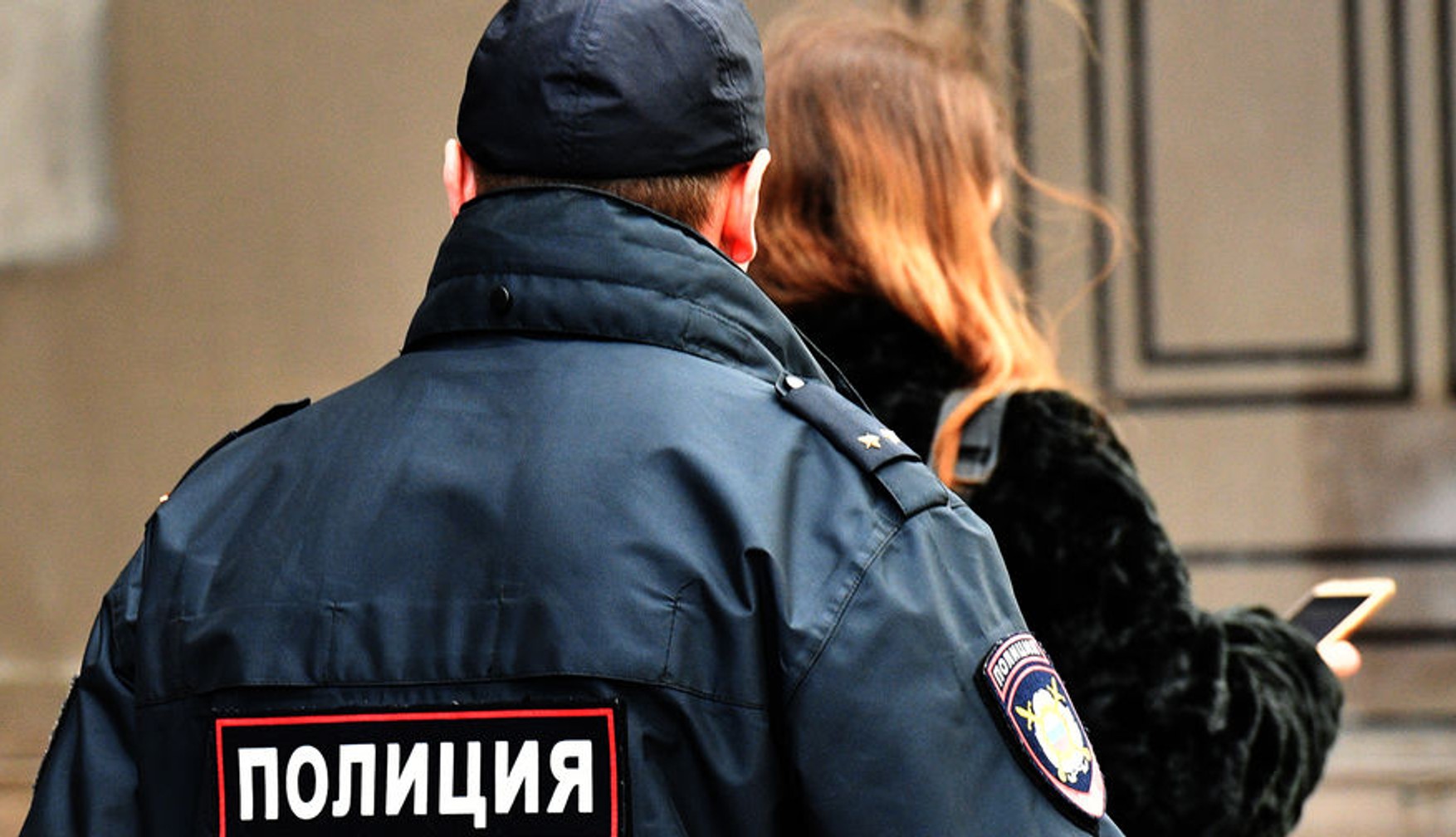Москвичка заявила про зґвалтування поліцейським в ОВС. Його звільнили заднім числом, а їй відмовили у порушенні кримінальної справи