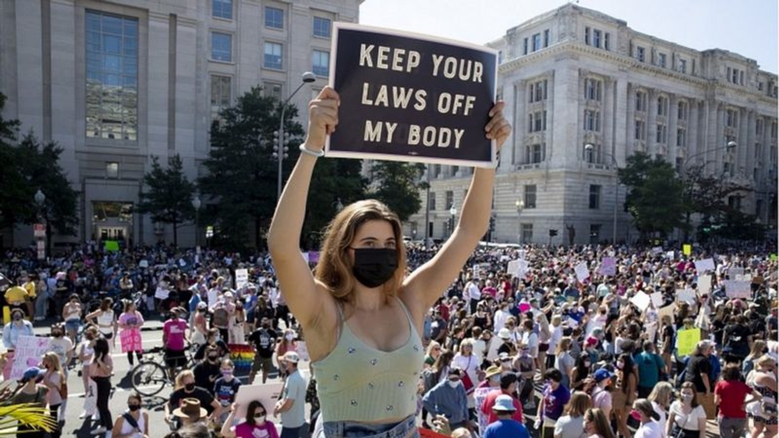 У США десятки тисяч людей вийшли на акції протесту проти техаського закону про заборону абортів