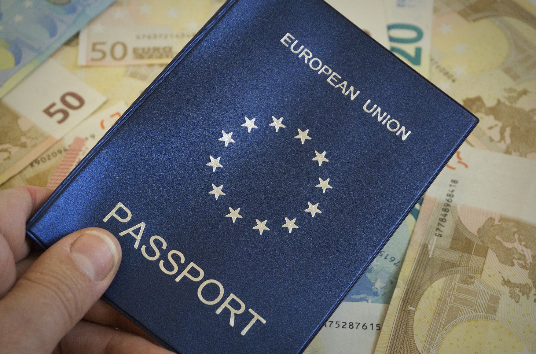 Еврокомиссия предложила отобрать «золотые паспорта» у граждан РФ и Белоруссии, попавших под санкции