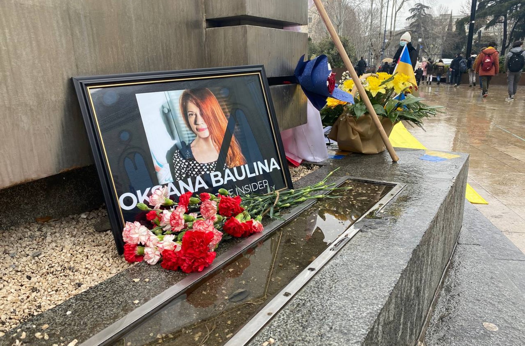 У здания грузинского парламента в Тбилиси организован мемориал памяти Оксаны Баулиной, погибшей под обстрелом в Киеве