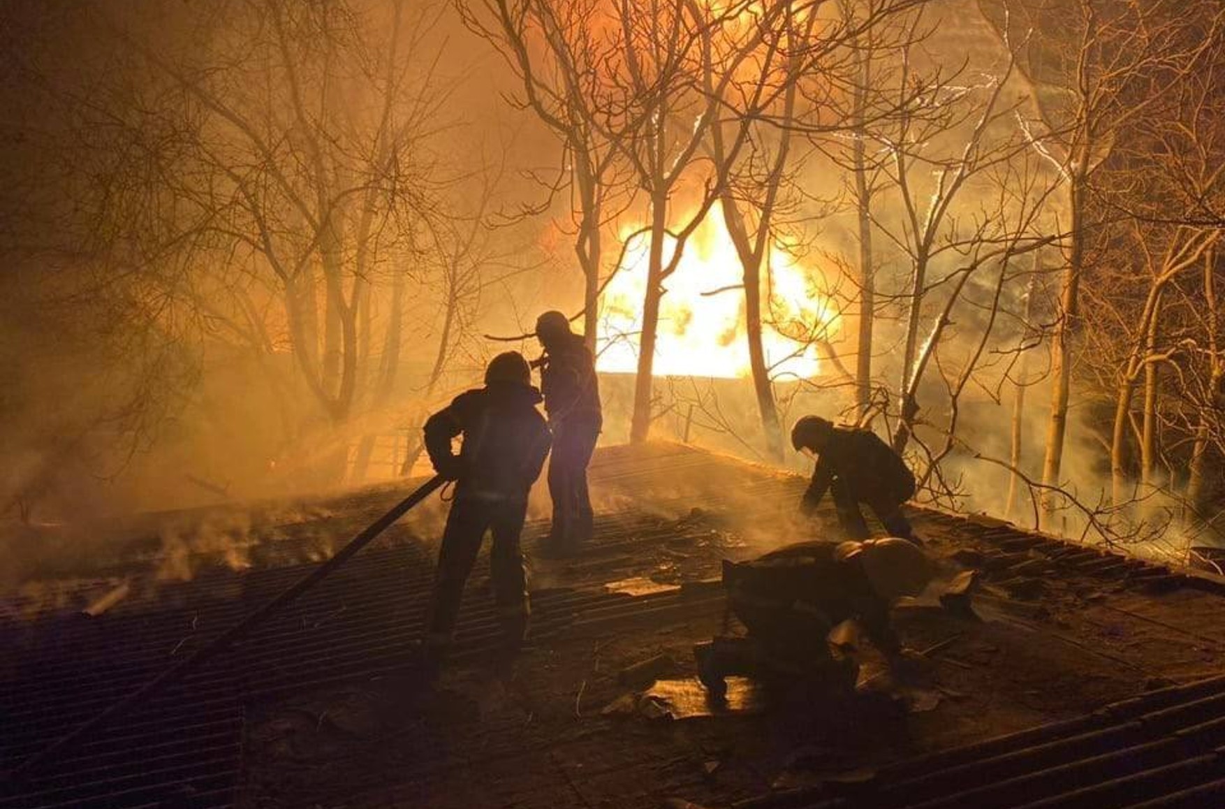 Обстрелы жилых районов Киева и Николаевской области, пожар в Тростянце. Что произошло за ночь в Украине