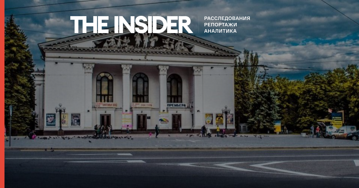 Военные РФ сбросили бомбу на драмтеатр в Мариуполе, где укрывались от обстрелов более тысячи жителей