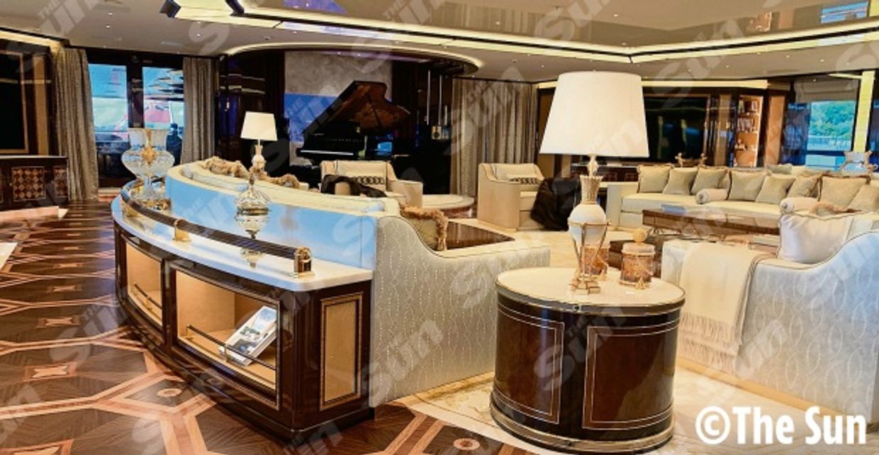 Фото яхты Путина за 75 млрд: зал для дзюдо, бассейн с танцполом и золотые держатели в туалете