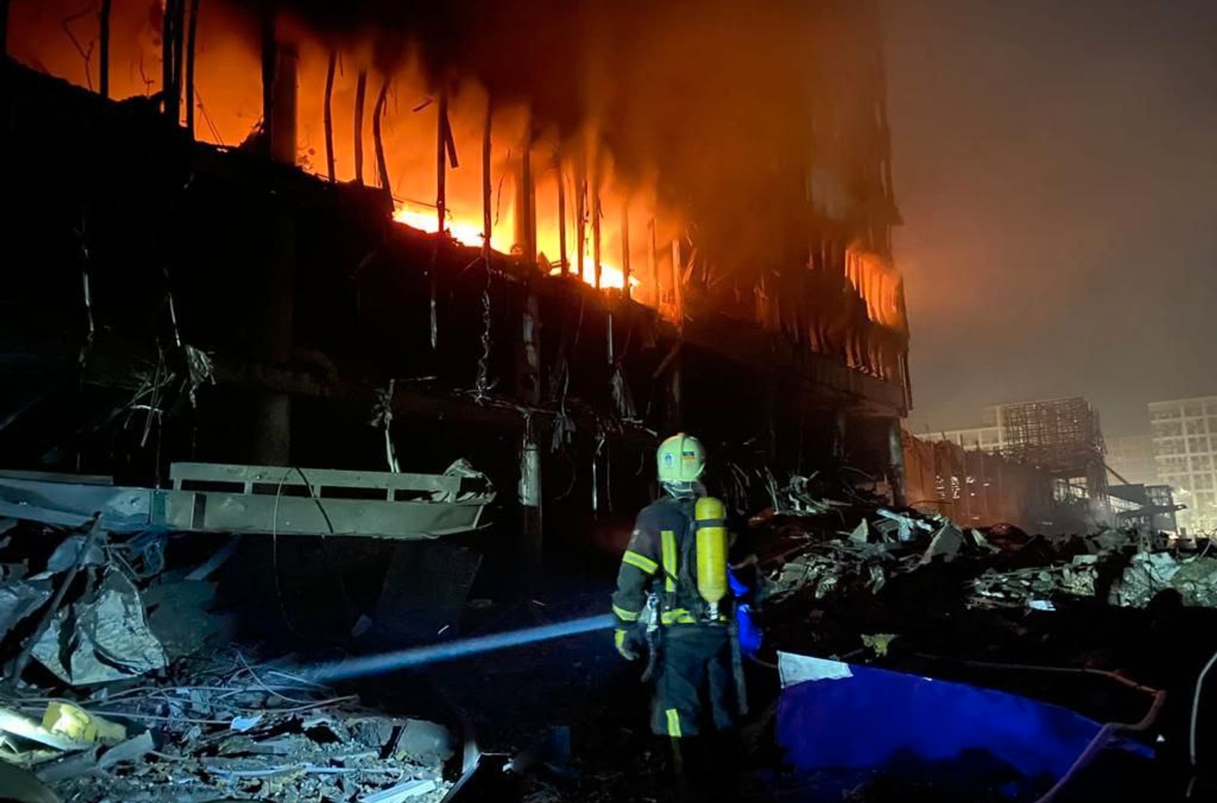 В результате ракетного обстрела в Подольском районе Киева погибли по меньшей мере четыре человека 