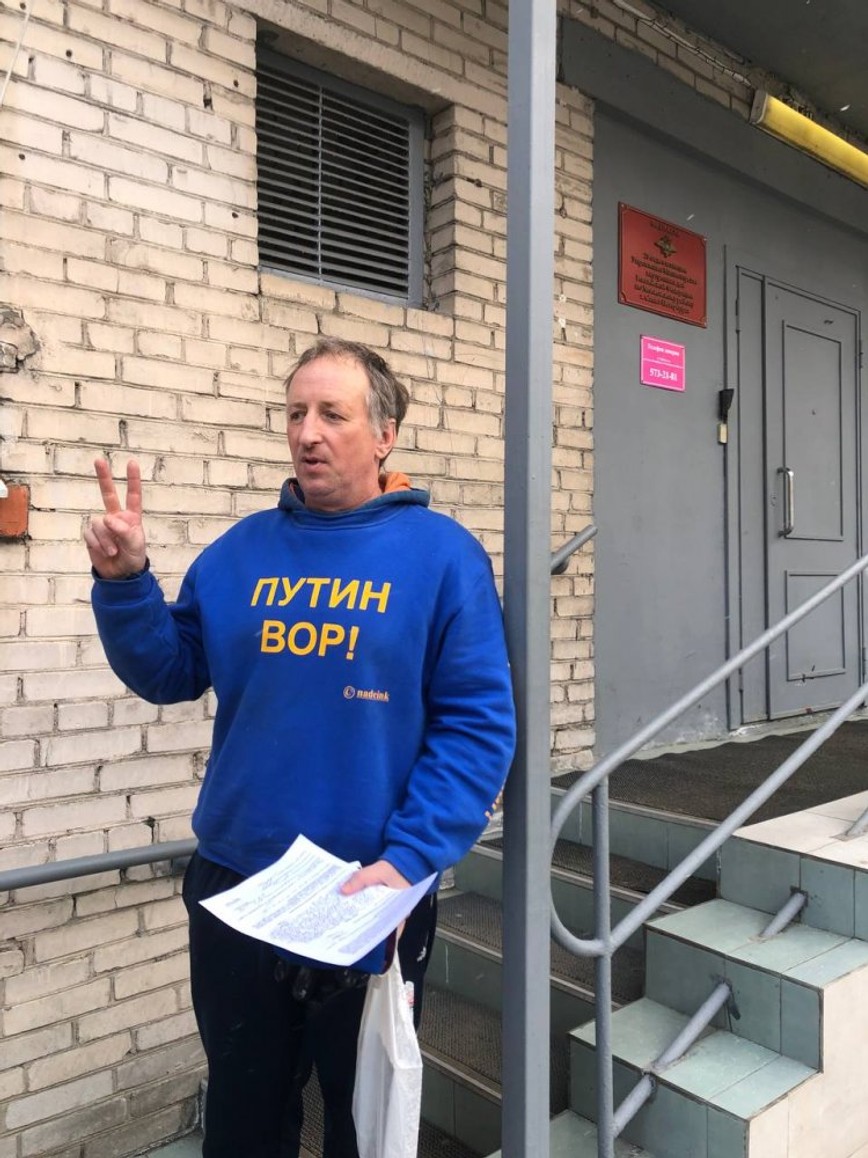 В Петербурге мужчину оштрафовали за пробежку в худи с надписями «Путин вор!» и «Слава Украине!», признав это дискредитацией ВС РФ