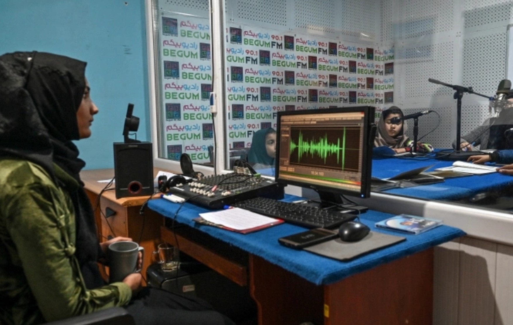 Талибы закрыли две радиостанции в Кандагаре после запрета на трансляцию музыки
