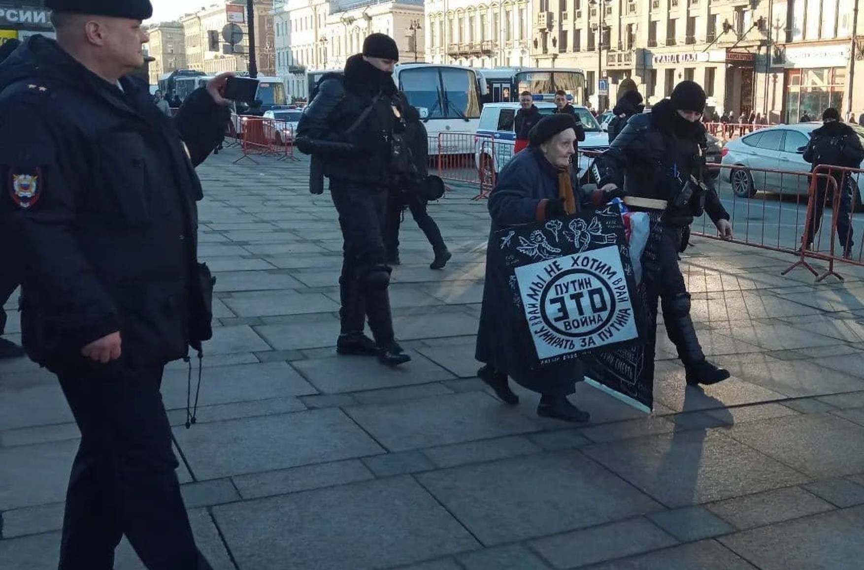 Более 800 человек задержаны на антивоенных акциях 13 марта в России