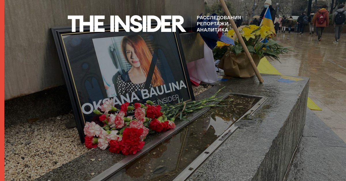 У здания грузинского парламента в Тбилиси организован мемориал памяти Оксаны Баулиной, погибшей под обстрелом в Киеве
