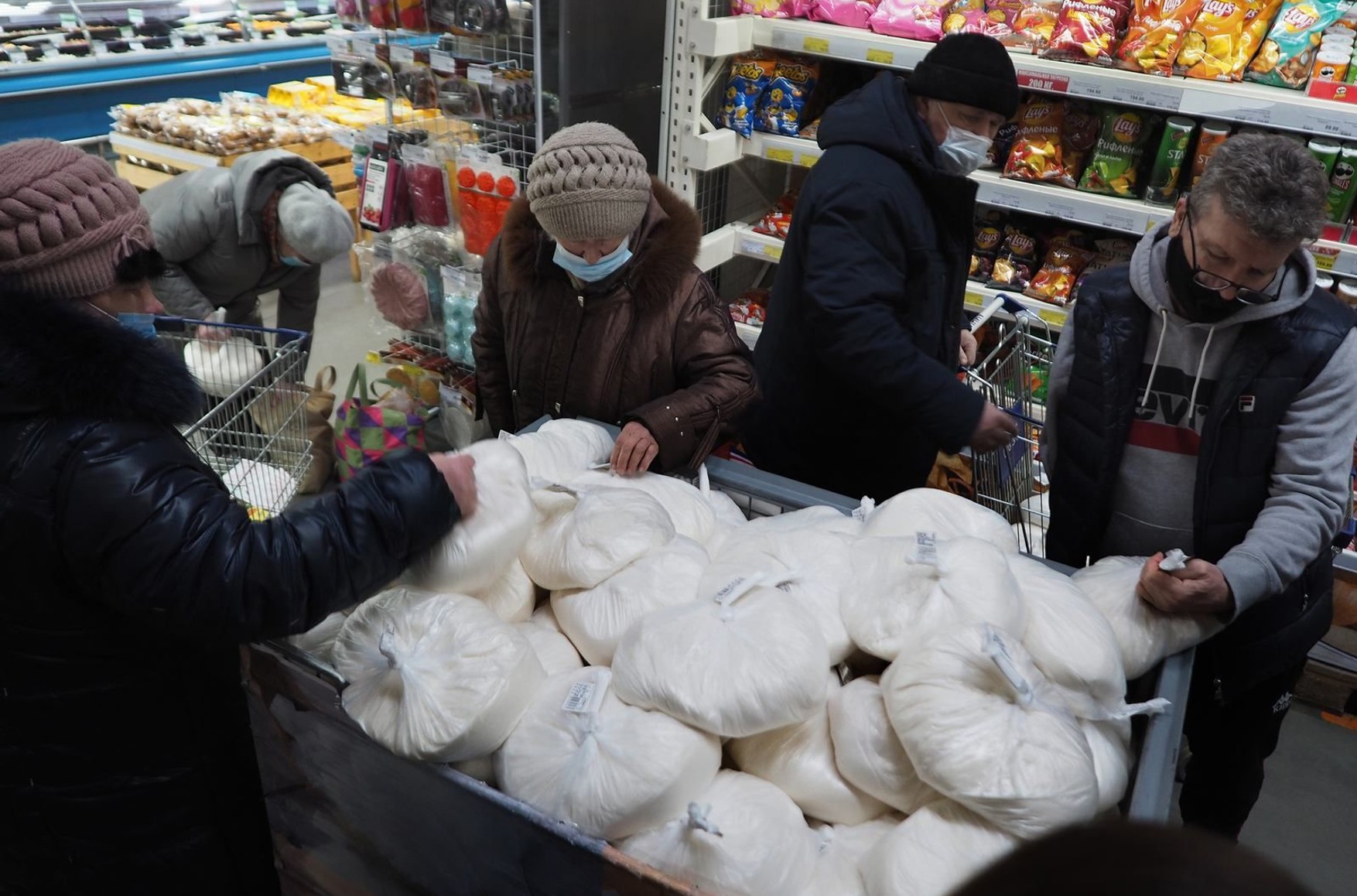 В России возник ажиотажный спрос на сахар в магазинах. В регионах уже начали фиксировать цены и создавать резервы
