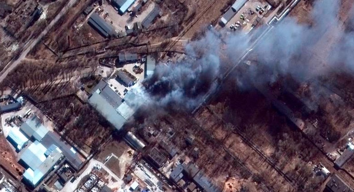 Це супутникове зображення, надане Maxar Technologies, показує пожежі у промисловій зоні та прилеглих полях на півдні Чернігова, Україна, під час російського вторгнення у четвер, 10 березня 2022 року. (Супутникове зображення ©2022 Maxar Technologies, AP)
