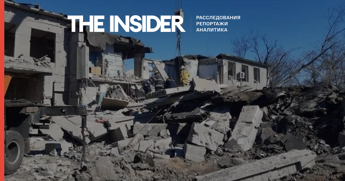 Под Харьковым и Николаевым вытащили из-под завалов тела 14 мирных жителей. Среди них двое подростков. Фото