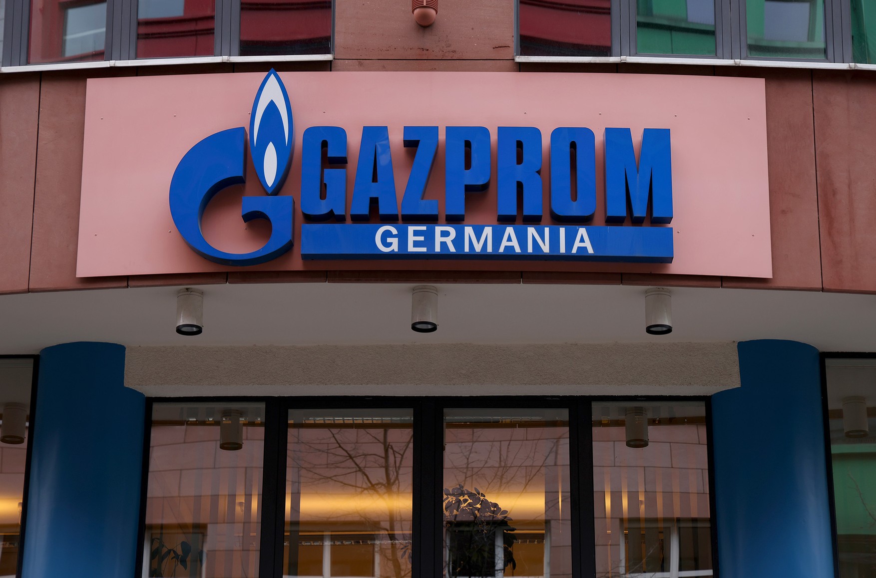 Handelsblatt: Минфин Германии прорабатывает план национализации дочерних компаний «Газпрома» и «Роснефти»