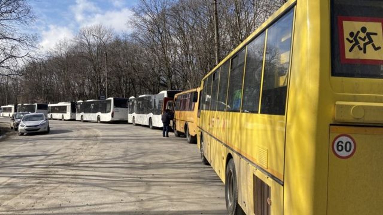 Российские военные заблокировали проезд беженцам из Мариуполя. В многокилометровой пробке стоят «скорые» с ранеными детьми