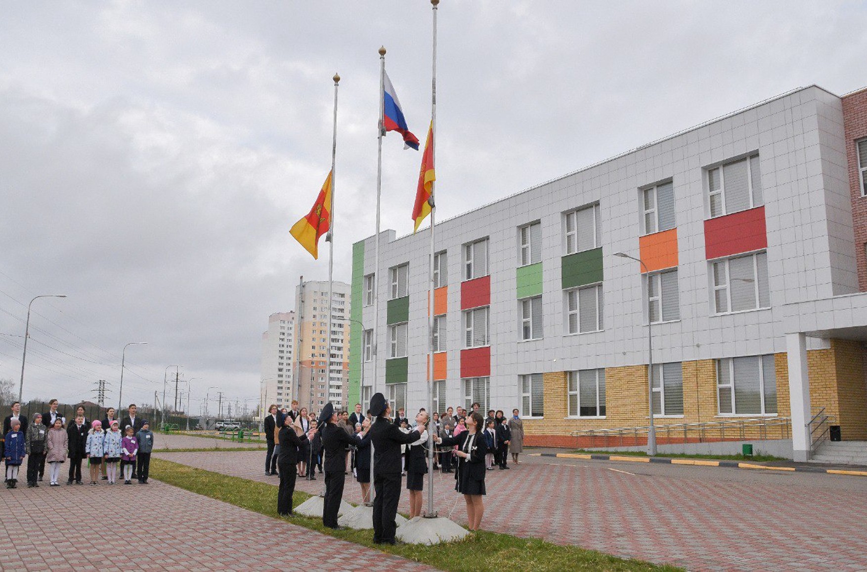 В школах Тверской области начали поднимать флаг и исполнять гимн России в начале учебной недели