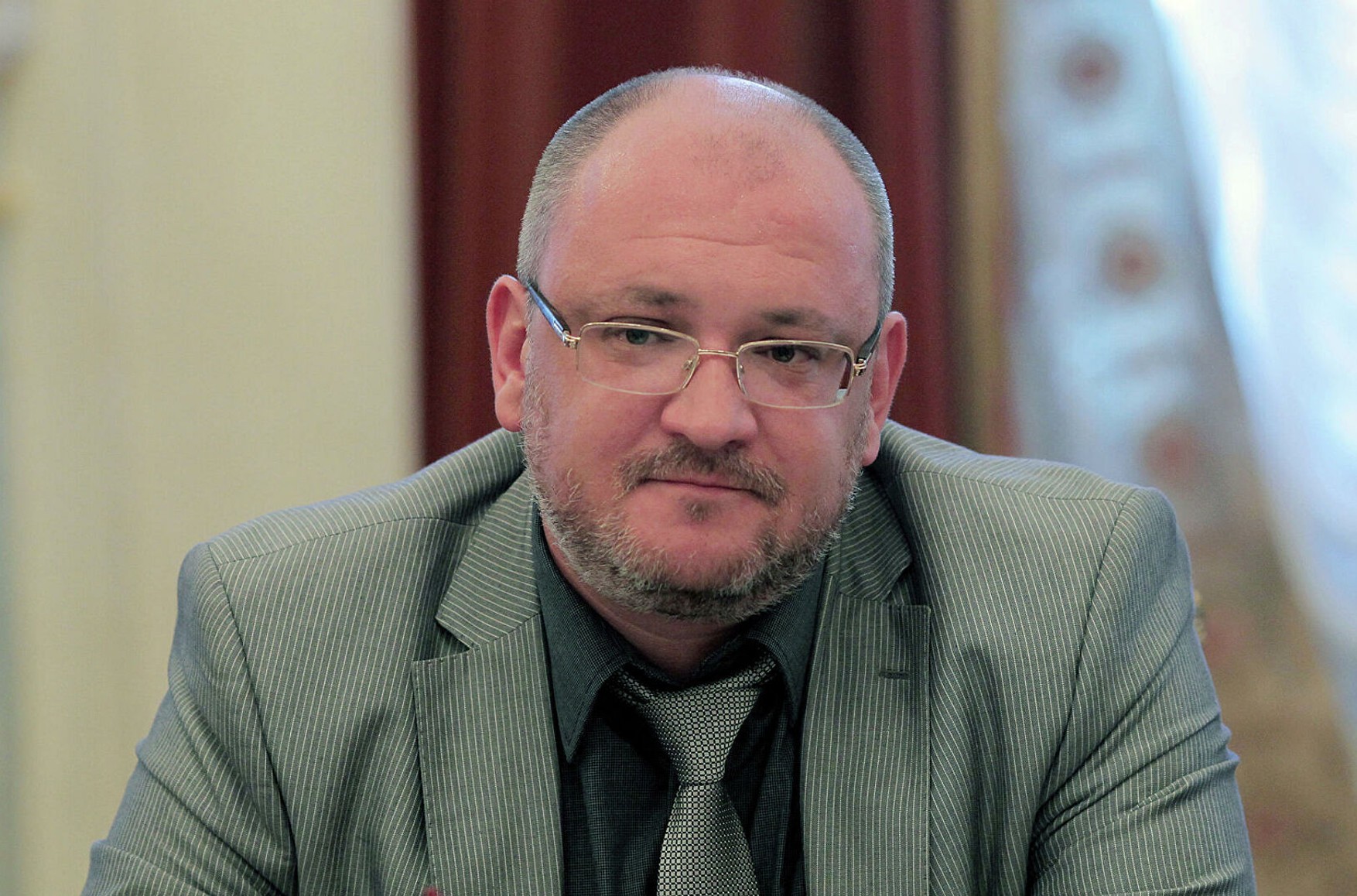 Прокуратура запросила год колонии-поселения для петербургского экс-депутата Максима Резника