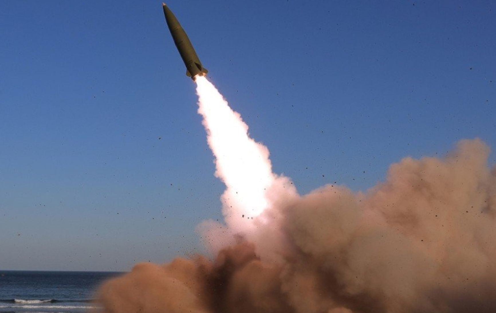 Лидер КНДР Ким Чен Ын принял участие в испытании тактической ракеты, способной нести ядерный заряд