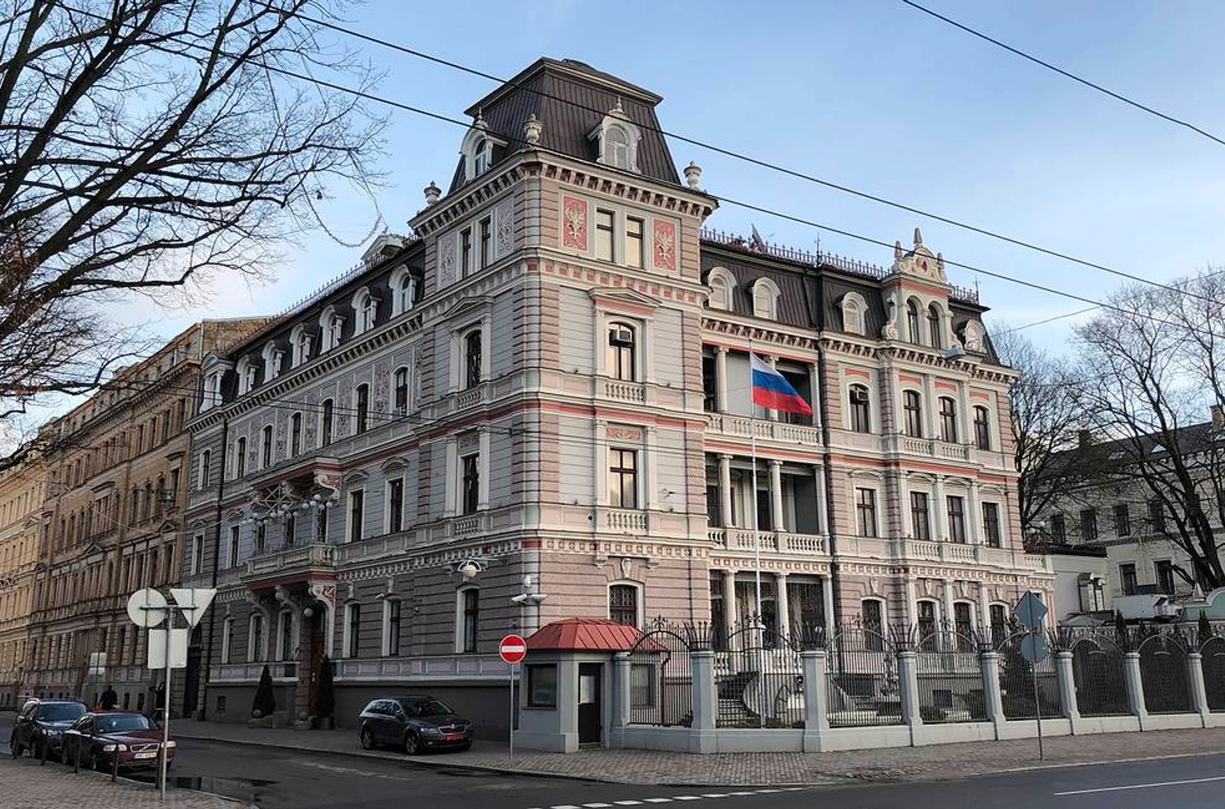 Латвия высылает 13 российских дипломатов и закрывает два консульства