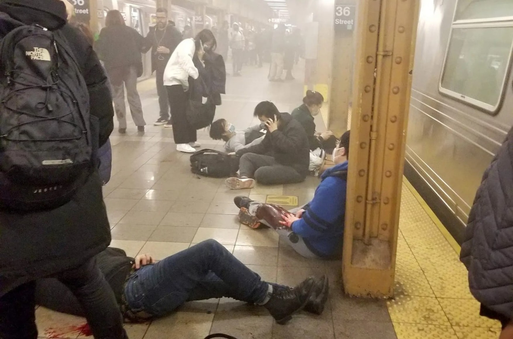 Неизвестный открыл стрельбу в метро Нью-Йорка, пострадали как минимум 13 человек