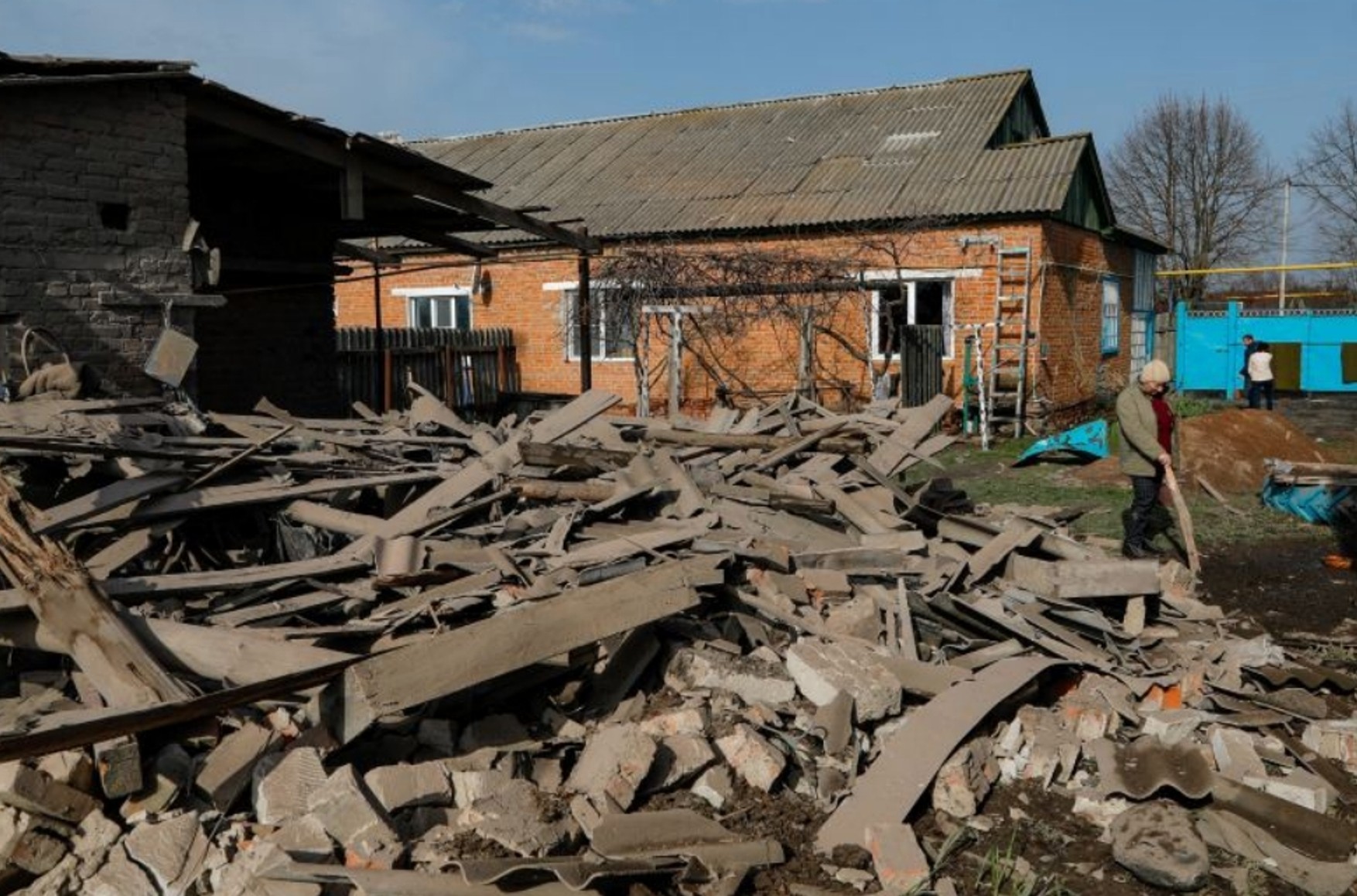 После обстрела села в Белгородской области опубликованы фото и видео разрушений. Власти сообщают о трех пострадавших