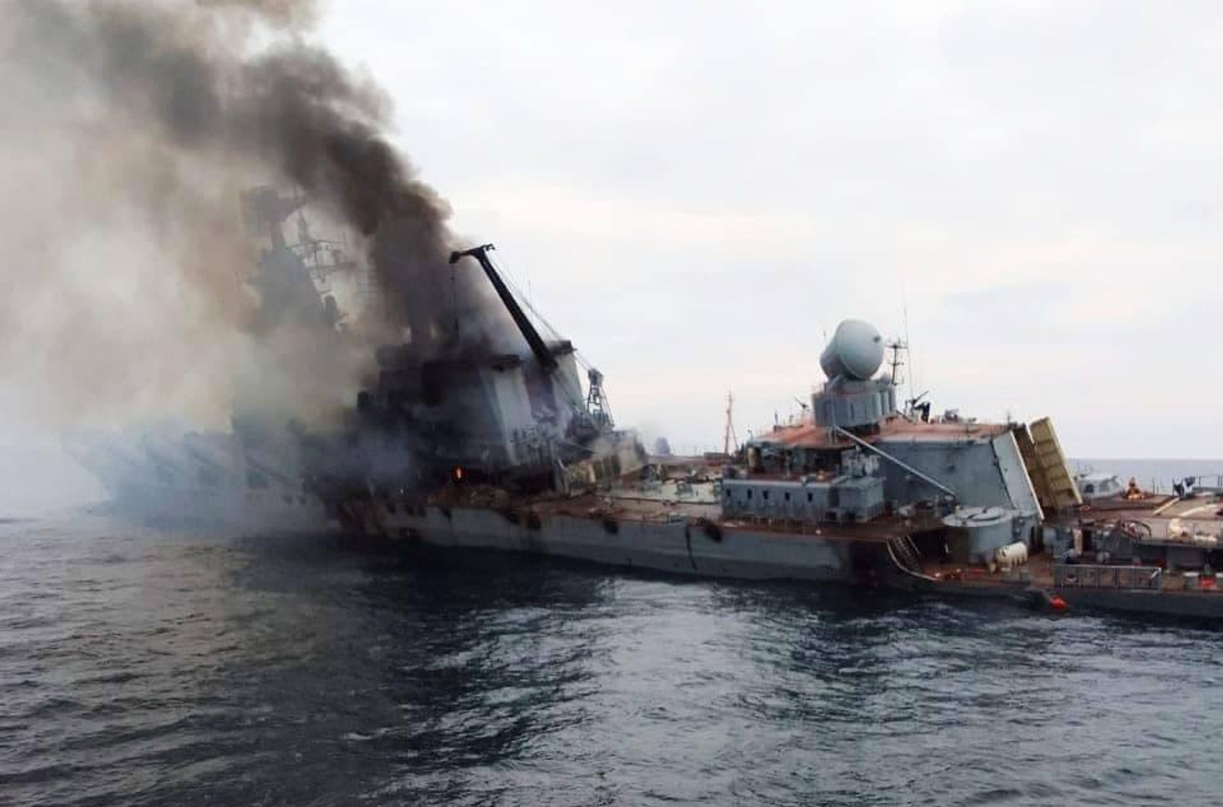 На кресейре «Москва» погибли 37 моряков, около 100 ранены — «Медуза»