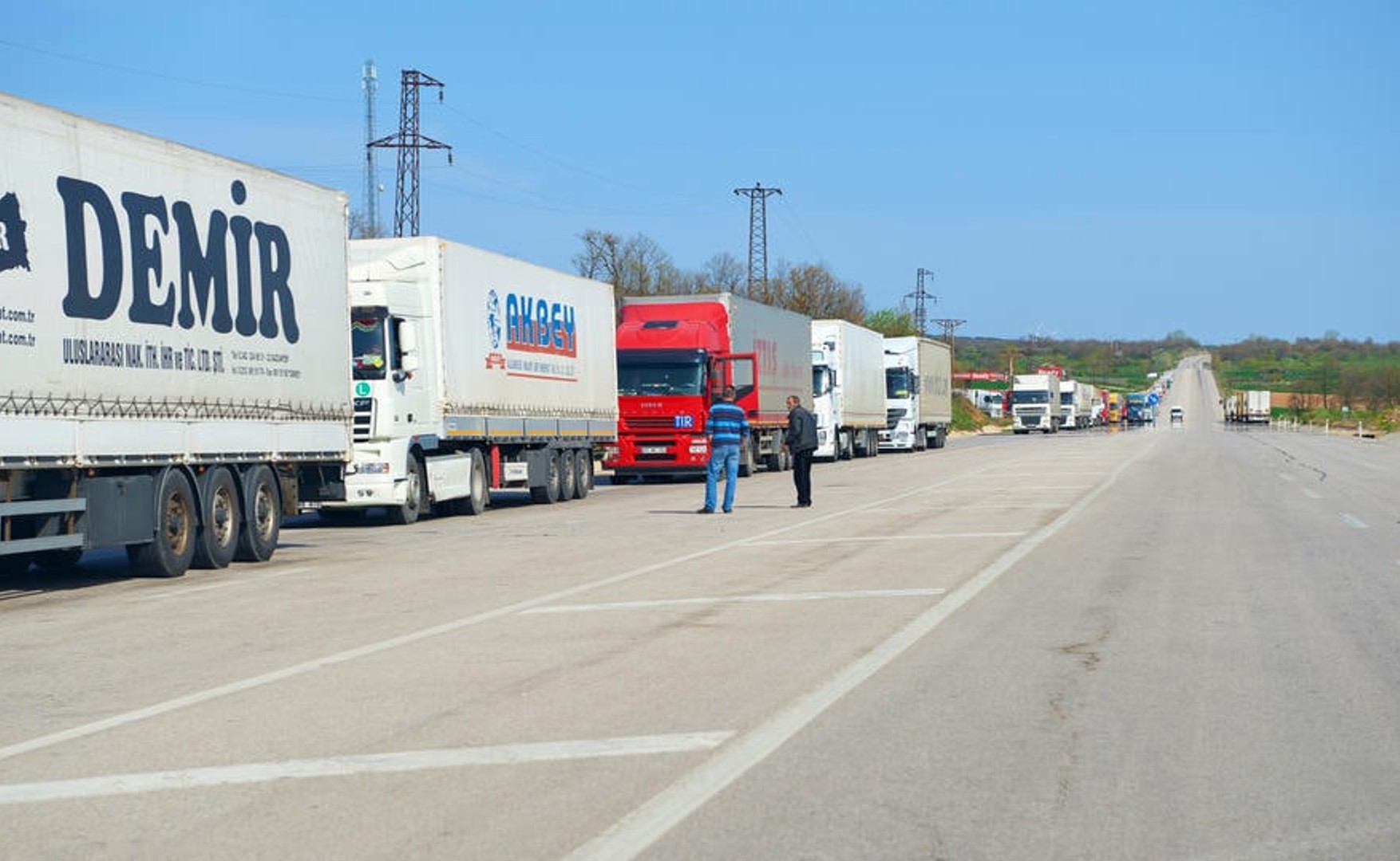 Сотни грузовиков застряли на границе Польши и Белоруссии из-за введенных санкций ЕС. Пробка растянулась на 80 км