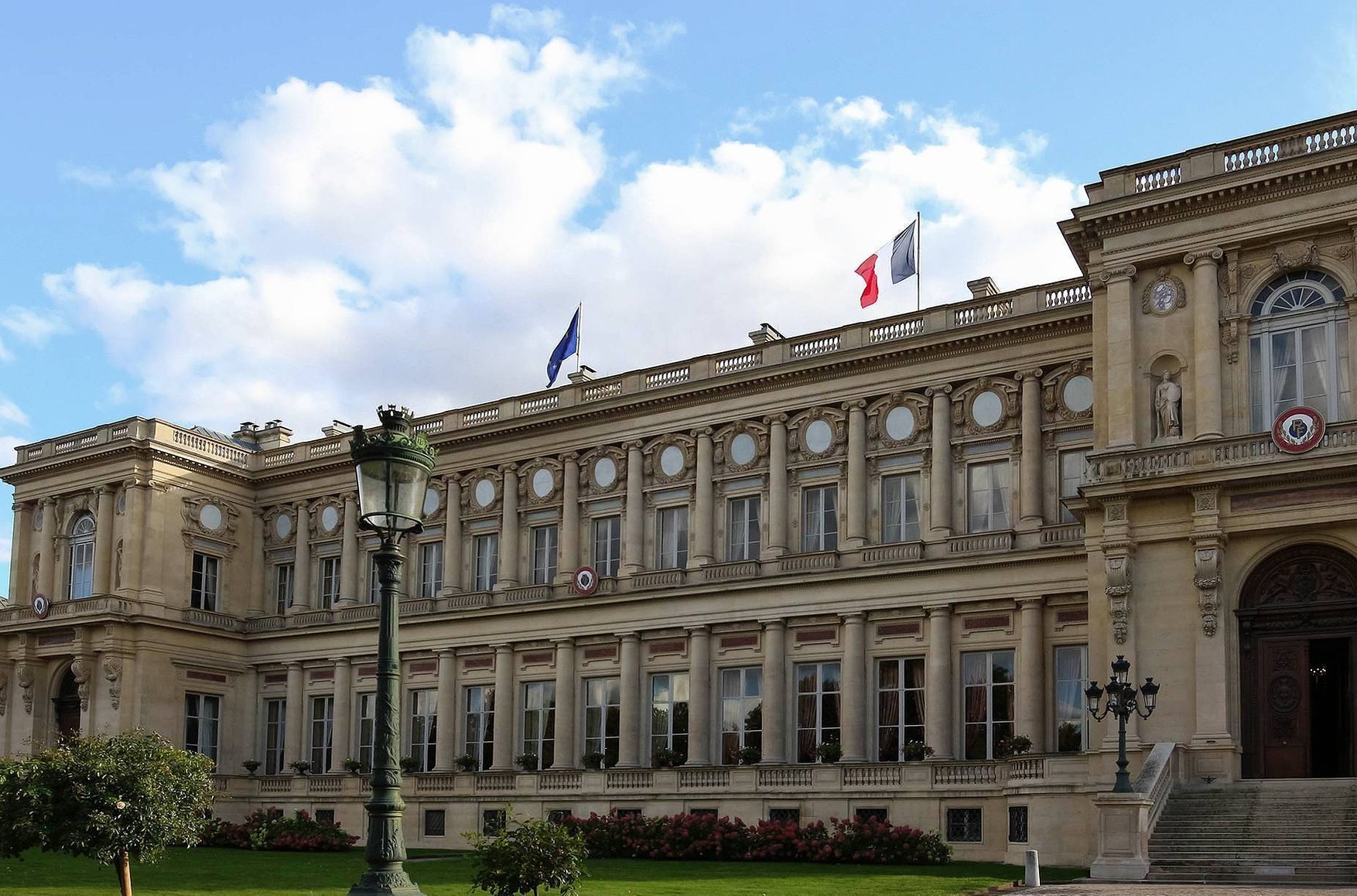 МИД Франции объявил 6 российских дипломатов персонами нон грата